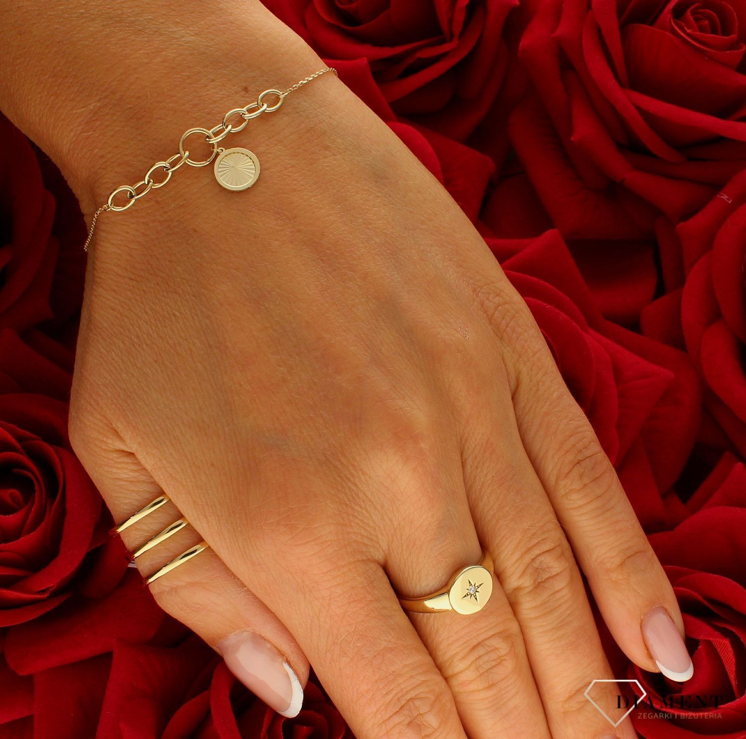 Złota bransoletka damska 375 celebrytka z wiszącym grawerowanym kółkiem BR 7107 375. Złota bransoletka damska. Złota bransoletka próby 375. Bransoletka złota damska delikatna celebrytka. Bransoletka złota celebrytka i.jpg